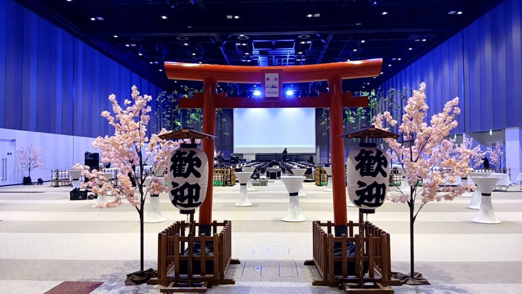 学会のアフターパーティ＾で使用された鳥居、歓迎提灯、桜の立ち木